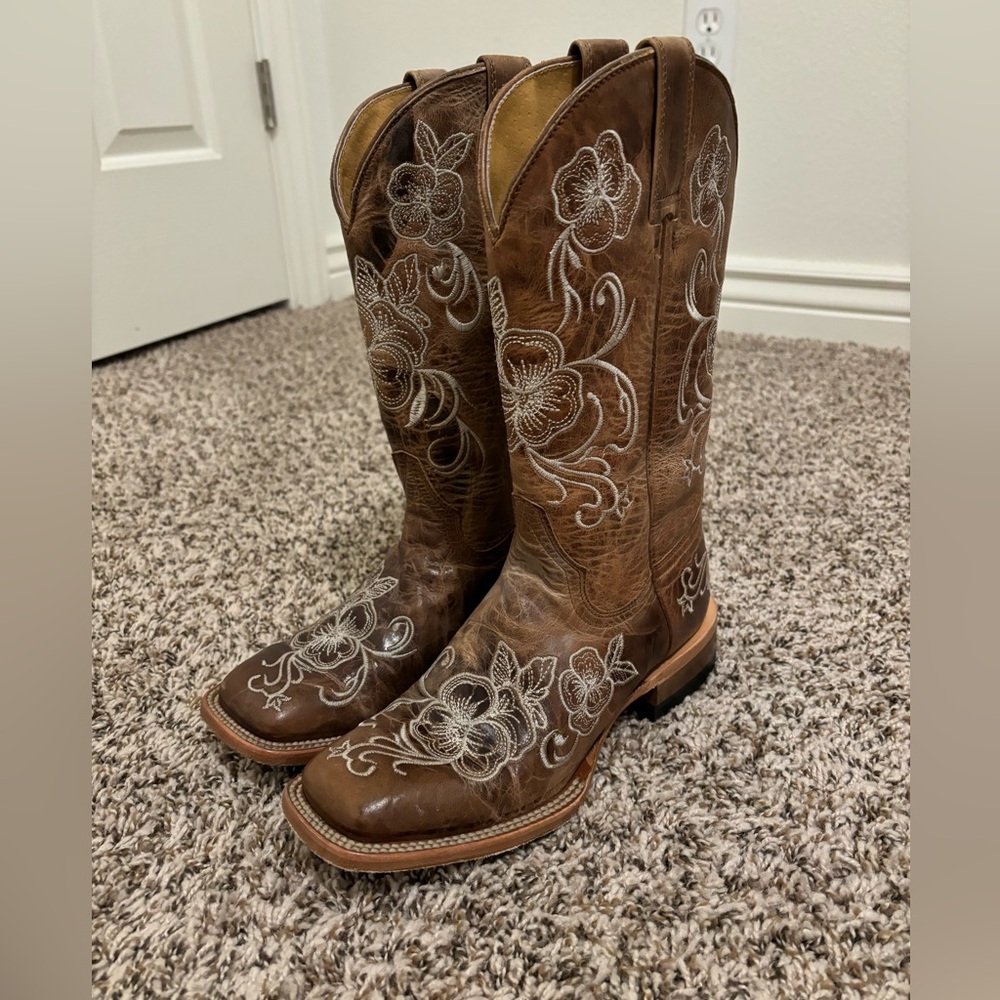 SHYANNE WOMEN'S LASY FLORAL EMBROIDERED WESTERN BOOTS - BROAD SQUARE TOE